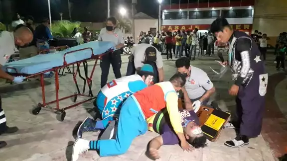 El payaso sufrió una grave caída por lo que tuvo que ser llevado al médico El payaso sufrió una grave caída por lo que tuvo que ser llevado al médico