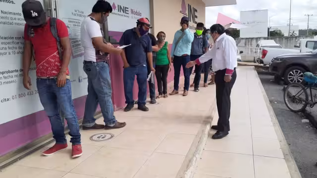 Al día del INE atienden a 240 personas, de estas el 60 % son con cita programada. Foto: Lucio Blanco