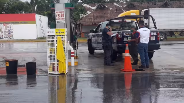 Al lugar llegaron policías municipales para confirmar la denuncia. Foto: Justino Xiu Chan