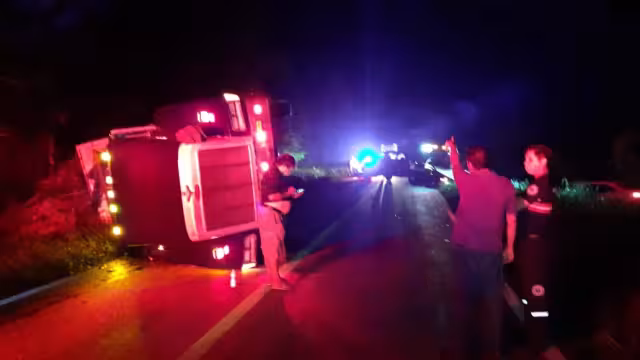 El accidente, que involucró a tres unidades, terminó en un fuerte susto para los conductores y en pérdidas materiales. Foto: Por Esto!