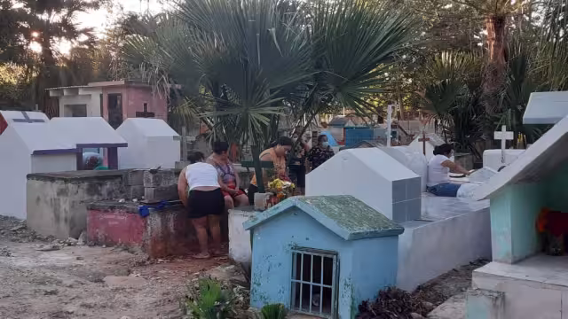 Las familias comienzan a llegar con flores, agua para regar y con veladoras para recibir a sus familiares este 31 de octubre
