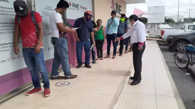 Al día del INE atienden a 240 personas, de estas el 60 % son con cita programada. Foto: Lucio Blanco