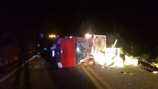 Los conductores perdieron el control de la camioneta por ir a exceso de velocidad