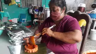 Con el COVID-19 las ventas disminuyeron hasta en un 50%; sin embargo, doña María sigue adelante. Foto: José Pacheco