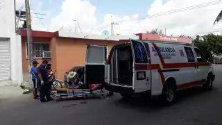 Del golpe, la dama se cayó sobre la carretera resultándose lesionada