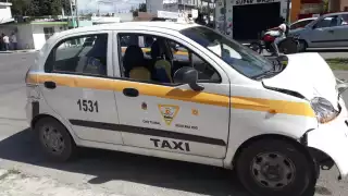 La camioneta se pasó un alto y terminó chocando al taxi con número económico 1531