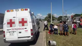 La  adolescente resultó con golpes en las piernas, por lo que fue atendida en el lugar por paramédicos de la Cruz Roja Mexicana