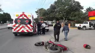 Pareja derrapa en motocicleta por evitar camioneta en Ciudad del Carmen