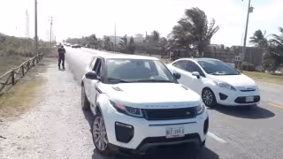 Auto se estrella contra una camioneta de lujo cerca del Pueblo Mágico de Isla Aguada