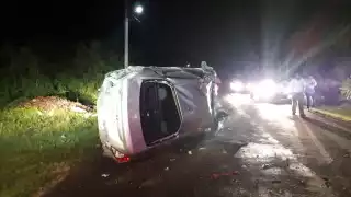 La aparatosa volcadura sucedió en Calderitas, cerca de Chetuma