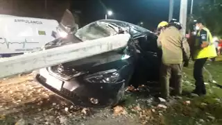 Elementos de CFE llegaron al lugar para atender el problema del poste