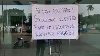 En el acceso principal del edificio colocaron una cartulina en donde los trabajadores piden al gobernador del estado