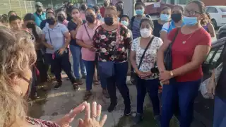 Padres de familia del fraccionamiento Villas de Oriente no abrieron el plantel educativo hasta que se reunieron con personal de la Segey