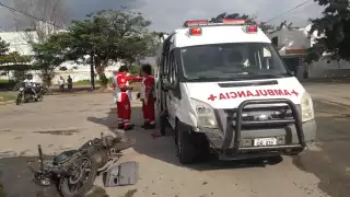 El conductor de la moto cayó sobre la cinta asfáltica resultando con golpes en el cuerpo