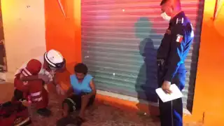 Al preguntarle lo que pasó, éste dijo que se tropezó con un área de la banqueta y propició su caída. Foto: José Pacheco