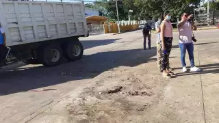 El contenedor construido con malla y madera fue subido a un carro de volteo y trasladado al área de servicios públicos