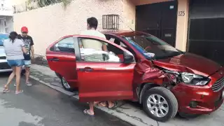Exceso de velocidad y descuido de una conductora, provoca accidente en Ciudad del Carmen