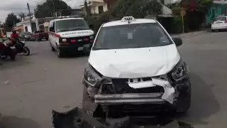 El taxi terminó con daños parciales.