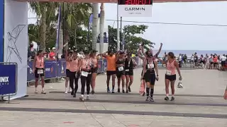 Familiares y amigos de los atletas incumplieron con las medidas sanitarias al presenciar el Maratón y Medio Maratón sin cubrebocas en pleno malecón de Cozumel