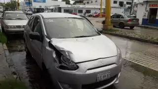 El caos vial propició largas filas de autos en ambos carriles. Foto: José Pacheco