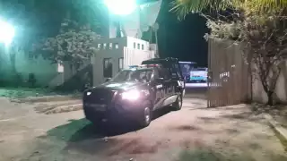 El vigilante se hizo de valor y trato de ahuyentar a los ladrones activando la alarma de emergencias