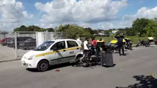 Motociclista se impacta contra taxi en calles de Chetumal