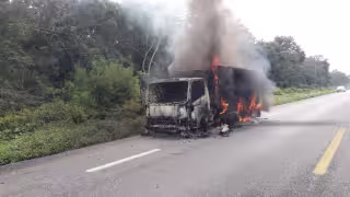 Camión de carga se incendia en la carretera  Reforma Agraria – Puerto Juárez