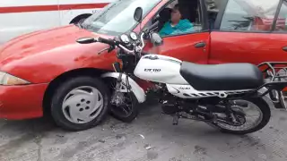 Una conductora ocasiona un accidente por no respetar un alto