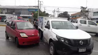 Conductor imprudente choca contra una familia en Ciudad del Carmen