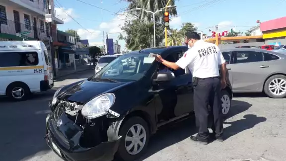 Por pasarse el alto, un taxi chocó en el costado izquierdo a otro automóvil Por pasarse el alto, un taxi chocó en el costado izquierdo a otro automóvil