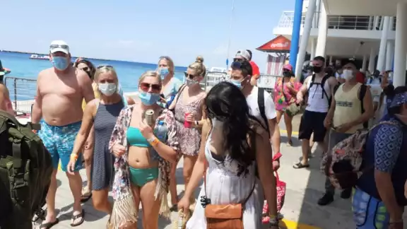 Se espera que en el transcurso del día aumente el flujo de turistas a la isla Se espera que en el transcurso del día aumente el flujo de turistas a la isla
