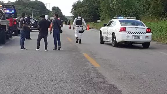 Al sitio del accidente también arribó la policía ministerial para hacer las diligencias correspondientes y el levantamiento del cadáver