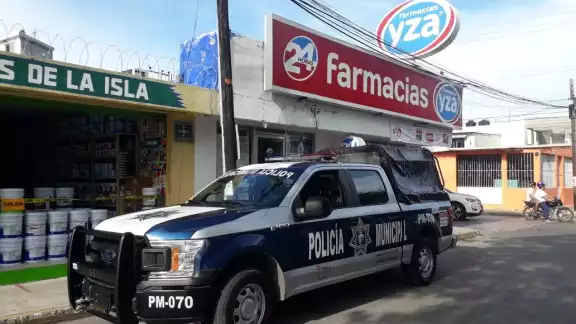 Según testimonio, fueron dos sujetos encapuchados quienes entraron a la farmacia de manera agresiva, uno de ellos con un arma de fuego