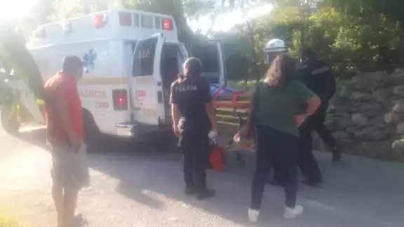 Al lugar de los hechos arribó la ambulancia 21L de la secretaria de seguridad publica Al lugar de los hechos arribó la ambulancia 21L de la secretaria de seguridad publica