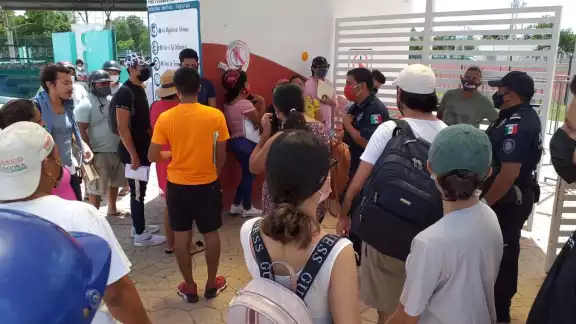 Alguno de los jóvenes en la fila eran de otros municipios de Quintana Roo, como Benito Juárez y Tulum Alguno de los jóvenes en la fila eran de otros municipios de Quintana Roo, como Benito Juárez y Tulum