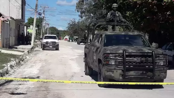 Con un dispositivo armado, los elementos de la PEP rodean el área cercana a las viviendas ubicadas sobre la calle 47 entre 14 y 16 de la colonia Fertimex