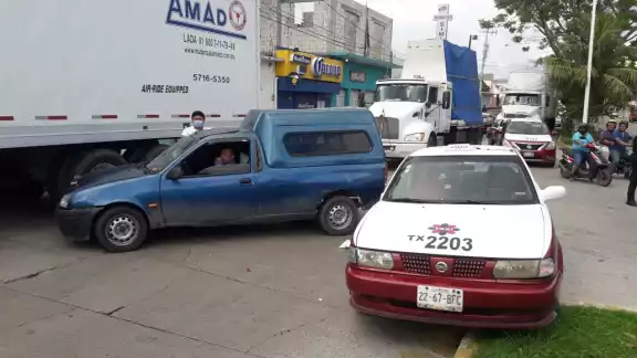 Los uniformados, se encargaron de guiar la circulación vial, finalmente una hora después ambos vehículos fueron retirados de la avenida principal. Foto: José Pacheco
Los uniformados, se encargaron de guiar la circulación vial, finalmente una hora después ambos vehículos fueron retirados de la avenida principal. Foto: José Pacheco