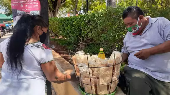 Señala que “es una pequeña empresa ambulante la que tengo y de la que come toda mi familia” Señala que “es una pequeña empresa ambulante la que tengo y de la que come toda mi familia”