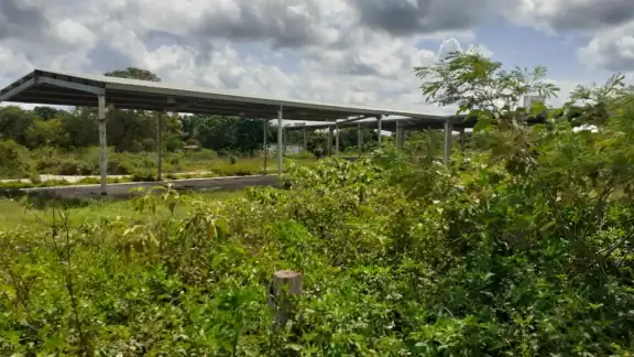 Los vecinos comentan que los malandros ya se llevaron todos los cables del alumbrado público Los vecinos comentan que los malandros ya se llevaron todos los cables del alumbrado público