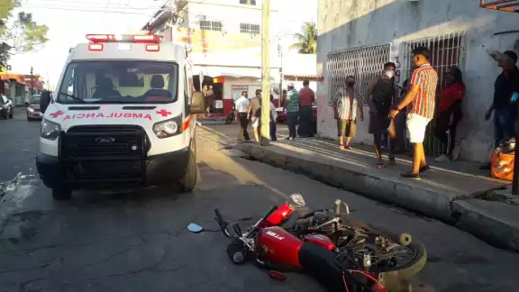 El motociclista resultó con diversos golpes El motociclista resultó con diversos golpes