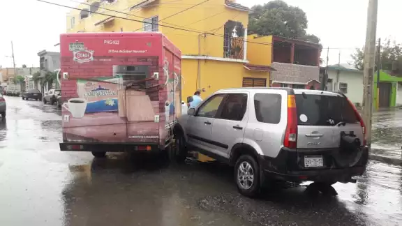 Los involucrados llegaron a un acuerdo en el lugar del incidente. Foto: José Pacheco Los involucrados llegaron a un acuerdo en el lugar del incidente. Foto: José Pacheco