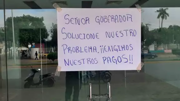 En el acceso principal del edificio colocaron una cartulina en donde los trabajadores piden al gobernador del estado