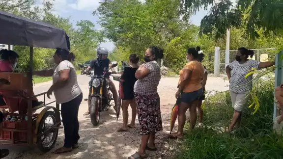 El domingo pasado vecinos de San Antonio Tehuitz, Subín y Timucuy cerraron con cadenas, candados, piedras y alambres de púas las puertas de la empresa El domingo pasado vecinos de San Antonio Tehuitz, Subín y Timucuy cerraron con cadenas, candados, piedras y alambres de púas las puertas de la empresa