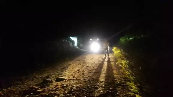Los policías aseguraron la tela. Los policías aseguraron la tela.