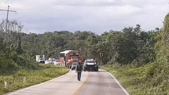 Pipa de gas se sale de la carretera y genera caos vial en José María Morelos Pipa de gas se sale de la carretera y genera caos vial en José María Morelos
