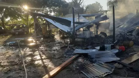 El dueño del inmueble confesó que casi muere en el siniestro, pero logró ponerse a salvo antes de la explosión del coche El dueño del inmueble confesó que casi muere en el siniestro, pero logró ponerse a salvo antes de la explosión del coche