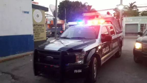 Un remolque de la policía de Quintana Roo fue captado ayersaliendo de un domicilio particular en Cuernavaca, Morelos