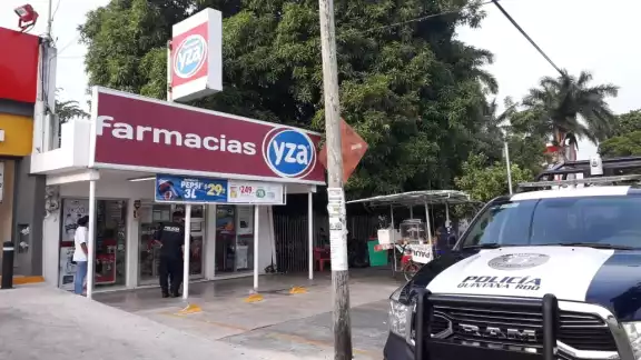 Los delincuentes hicieron un boquete para ingresar a la farmacia, y hasta el momento no hay detenidos. Foto: Ramiro Can Los delincuentes hicieron un boquete para ingresar a la farmacia, y hasta el momento no hay detenidos. Foto: Ramiro Can