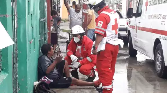 A pesar de la herida el hombre se negó a ser trasladado a un hospital.  Foto: José Pacheco