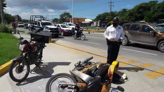 El hecho se dio a las 13:30  horas del día de hoy, cuando la pareja motociclista salió disparada contra el asfalto. Foto: José Pacheco